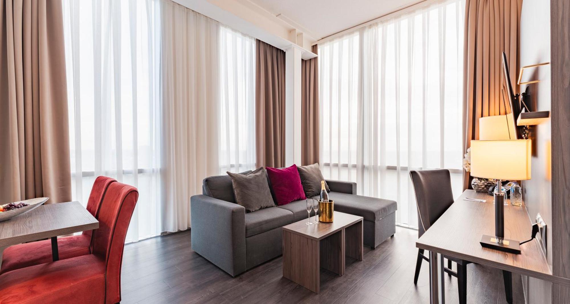 Plaza Premium 4*
