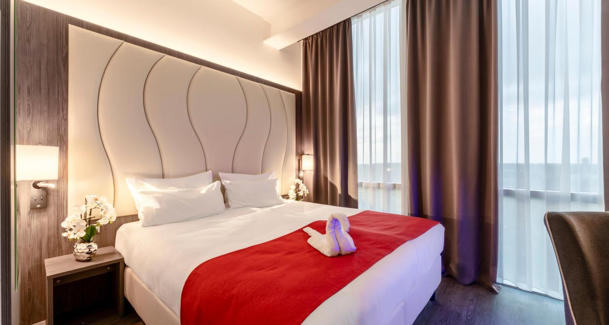 Plaza Premium Hotel 4*