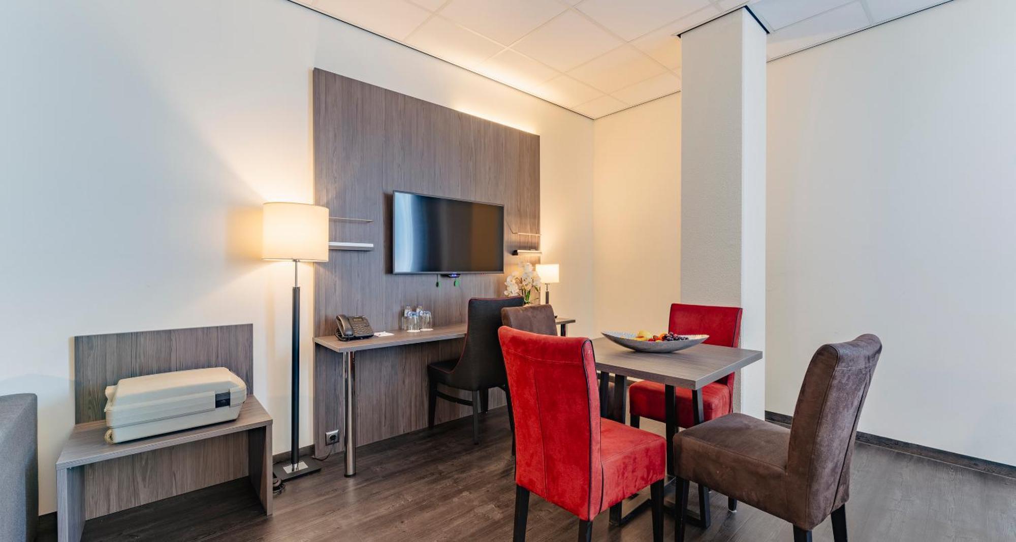 Plaza Premium 4*