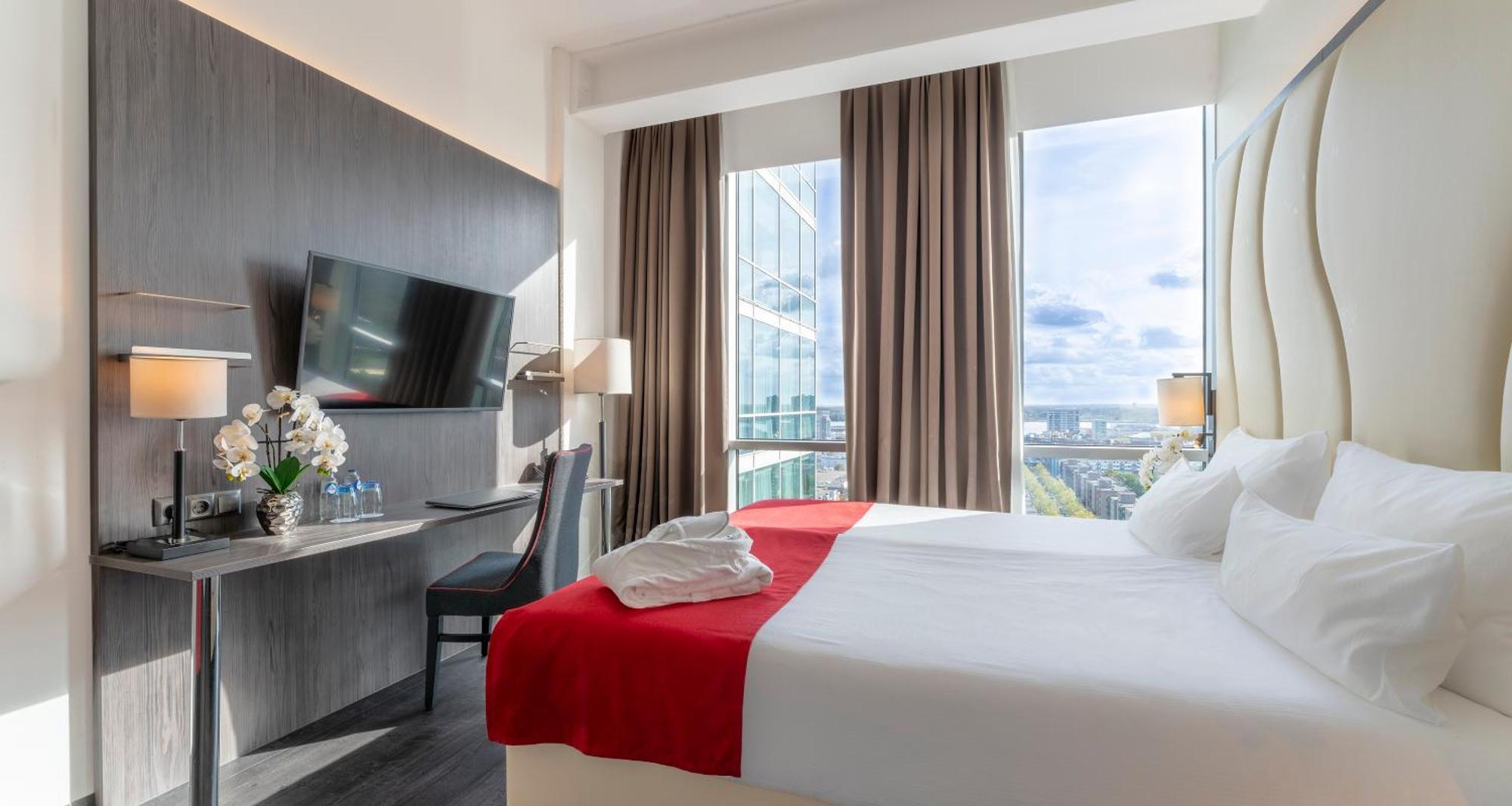 Plaza Premium 4*